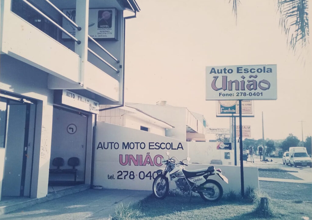 A Autoescola União, com uma rica tradição de 29 anos no mercado, é uma referência em formação de condutores. Acreditamos que a segurança e a confiança ao volante começam com um bom aprendizado, e é por isso que nos dedicamos a proporcionar uma experiência completa para nossos alunos.Contamos com uma ampla estrutura que inclui uma pista própria de moto, onde os alunos podem praticar suas habilidades em um ambiente seguro e controlado. Essa infraestrutura permite que os instrutores ofereçam um ensino adaptado às necessidades de cada aluno, garantindo que todos se sintam à vontade durante as aulas.Nossos instrutores são altamente qualificados e possuem vasta experiência. Eles utilizam metodologias que combinam teoria e prática, proporcionando um aprendizado eficaz. Com essa abordagem, conseguimos formar motoristas conscientes e responsáveis. Além disso, a Autoescola União busca sempre modernizar seus métodos e acompanhar as tendências do mercado, garantindo que nossos alunos recebam uma formação atualizada e de qualidade. Estamos comprometidos em contribuir para a formação de motoristas habilidosos e seguros, sempre com a visão de um trânsito melhor para todos.